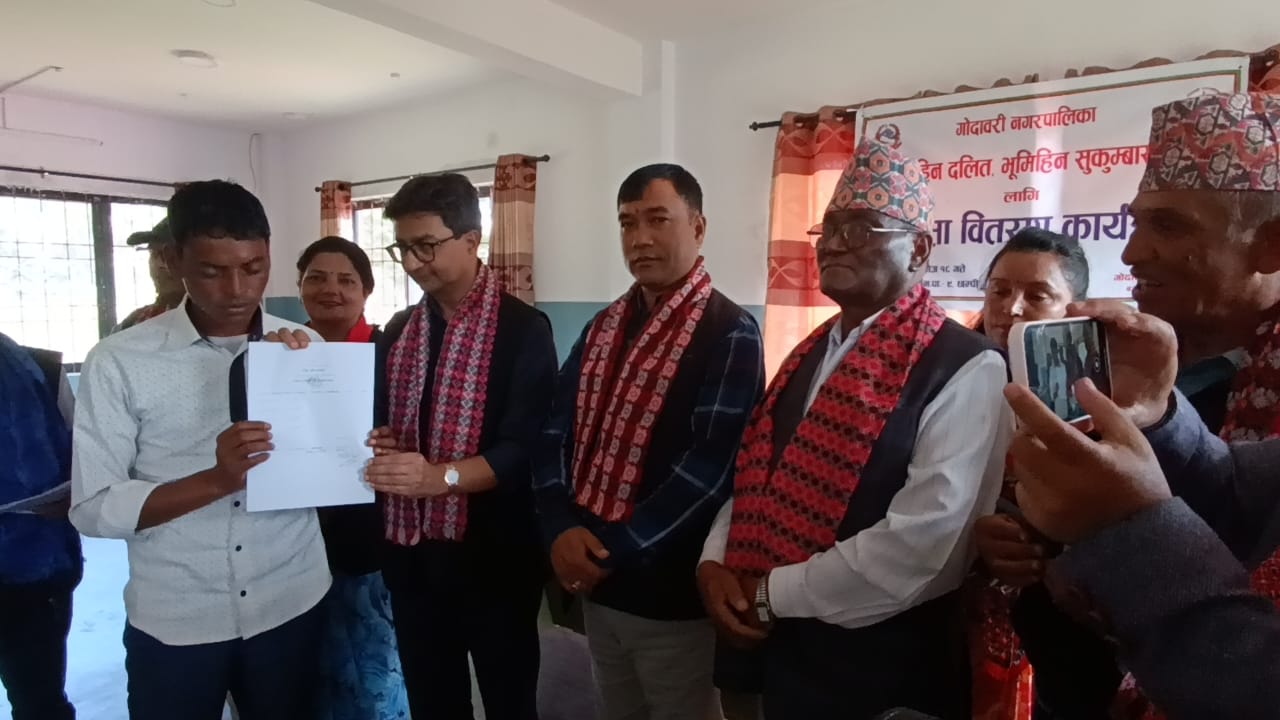   भूमि आयोगद्वारा छम्पीका भूमिहीनलाई निस्सा वितरण